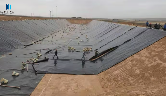 Geomembrane laying in sewage tank Geomembrane laying in sewage tank